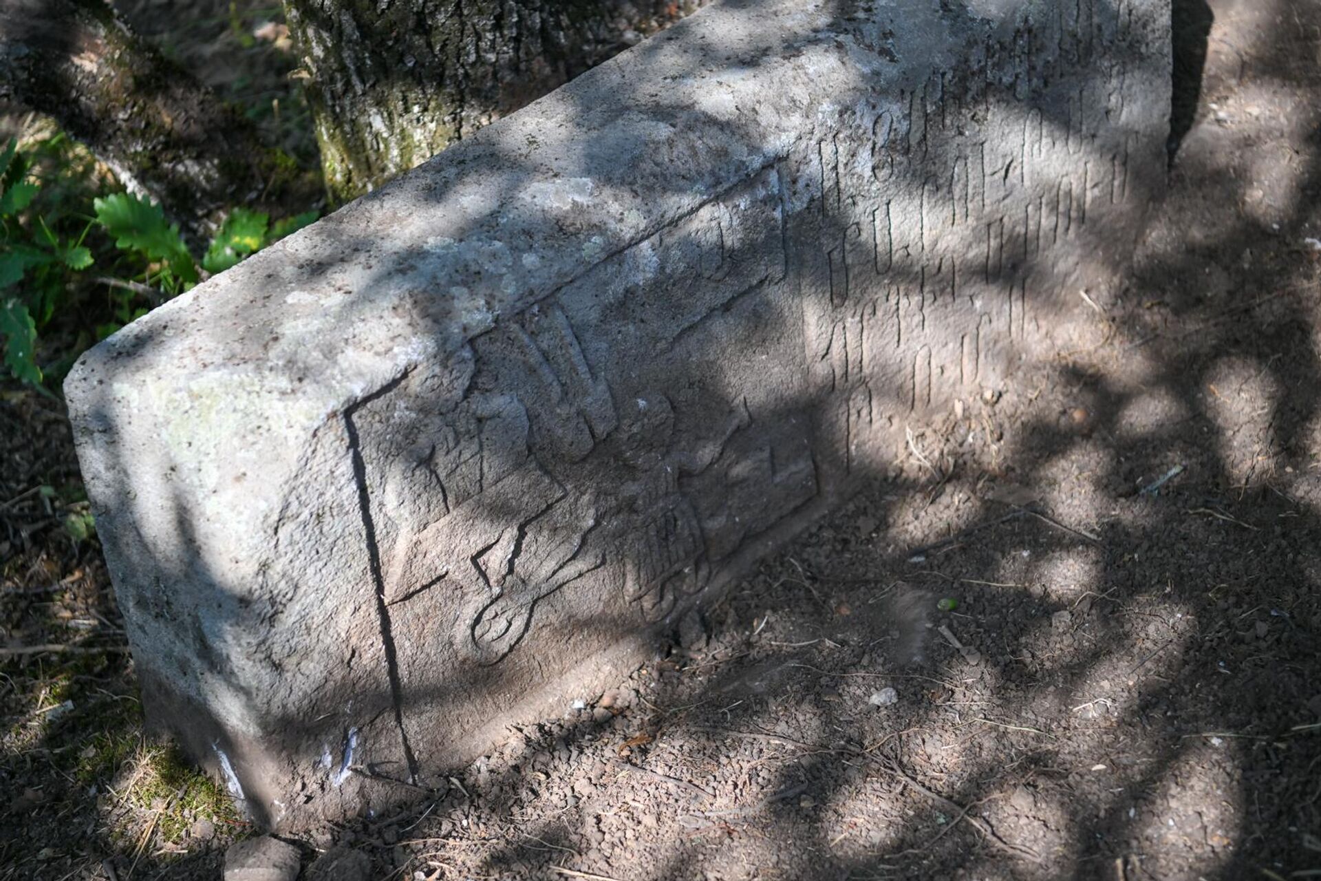 Надгробный камень на кладбище Старого Хндзореска Надгробный камень на кладбище Старого Хндзореска - Sputnik Արմենիա, 1920, 29.08.2025