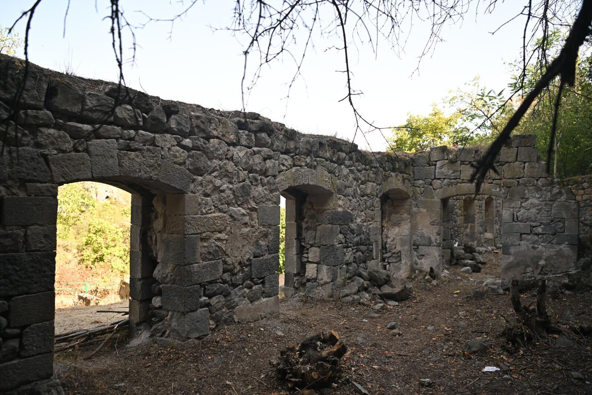 Руины школы Старого Хндзореска XIX века Руины школы Старого Хндзореска XIX века - Sputnik Արմենիա, 1920, 29.08.2025