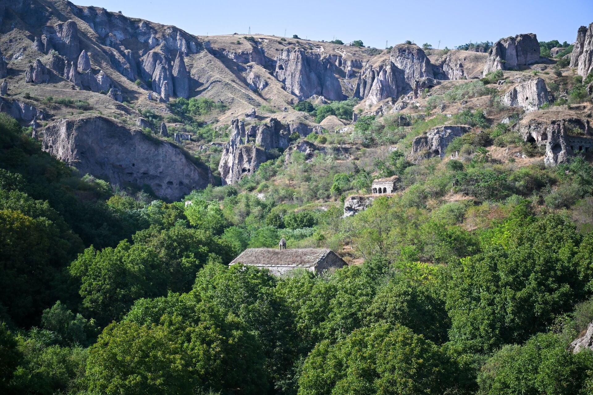 Старый Хндзореск и церковь Святой Рипсиме Старый Хндзореск и церковь Святой Рипсиме - Sputnik Արմենիա, 1920, 29.08.2025