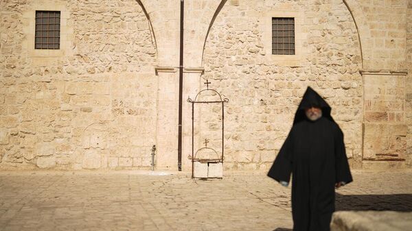Армянский христианский священник идёт по главной площади Армянского квартала в Иерусалиме - Sputnik Армения