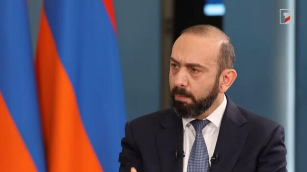Глава МИД Арарат Мирзоян дает интервью Первому каналу (27 августа 2025). Еревaн - Sputnik Армения