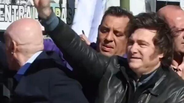  Во время предвыборного мероприятия в Ломас-де-Самора протестующие атаковали машину президента Аргентины - Sputnik Армения