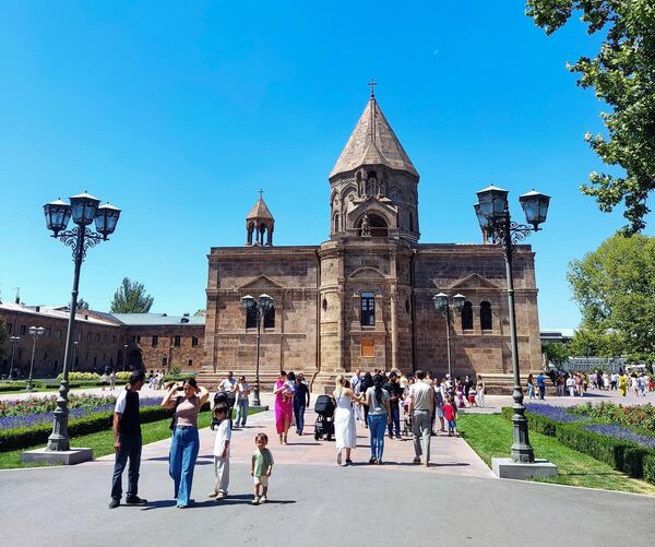 Кафедральный собор в Эчмиадзине Кафедральный собор в Эчмиадзине - Sputnik Արմենիա