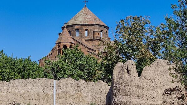 Церковь Святой Рипсиме в Вагаршапате, построенная в 618 году, и фрагмент стены 1776 года  - Sputnik Армения