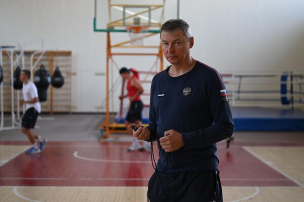 Тренер сборной России Вадим Саютин следит за тренировкой олимпийцев - Sputnik Армения