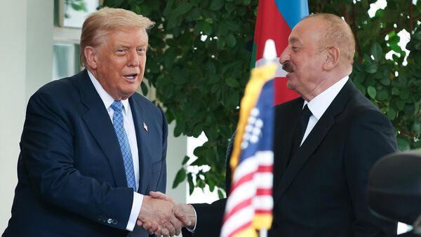Президент США Дональд Трамп встречает президента Азербайджана Ильхама Алиева в Белом доме (8 августа 2025). Вашингтон - Sputnik Армения