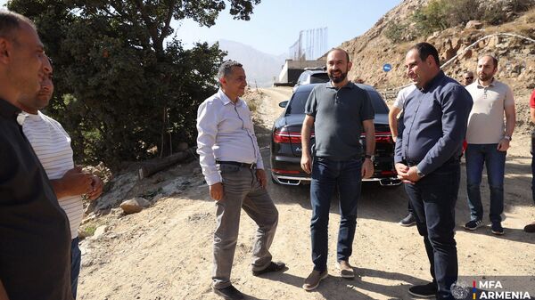 Министр территориального управления и инфраструктур Давид Худатян представил главе МИД Арарату Мирзояну и армянским дипломатам проводимые работы на южном участке транспортного коридора Север–Юг (28 августа 2025) - Sputnik Արմենիա