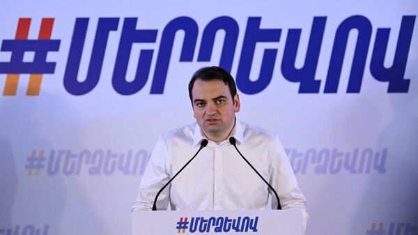 Нарек Карапетян во время презентации народного движения По-нашему, основанного по инициативе мецената и предпринимателя Самвела Карапетяна (29 августа 2025). Еревaн - Sputnik Արմենիա