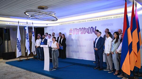 Арега Арутюнян во время презентации народного движения По-нашему, основанного по инициативе мецената и предпринимателя Самвела Карапетяна (29 августа 2025). Еревaн - Sputnik Армения