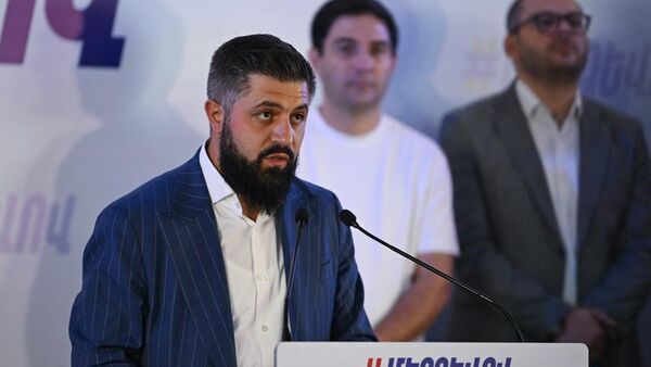 Алексан Алексанян во время презентации народного движения По-нашему, основанного по инициативе мецената и предпринимателя Самвела Карапетяна (29 августа 2025). Еревaн - Sputnik Армения