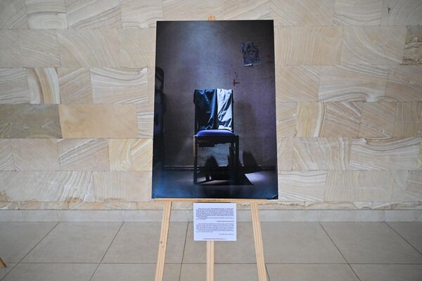 Անհետ կորած Մարատ Սուքիասյանի կինը՝ Լուսինե Սարգսյանը, գրում է.«Այնքան հեռու, բայց շատ մտերիմ ընկերներ ենք հիմա: Դու այնքան բարդ, եսասեր, դաժան ընկեր ես ինձ, որ չեմ կարողանում հարմարվել քեզ և քո օրենքին: Կյանքի ընթացքում մարդն անընդհատ ինչ-որ սպասումների մեջ է լինում, բայց դու այս անգամ տարբեր ես: Դու այս անգամ վատն ես, դու սիրում ես տանջել մարդկանց&#x60; անկախ իրավիճակից, քեզ հետ չեմ հարմարվում, քանի որ դու սխալ ես վարվումղսպասող մոր, կնոջ, երեխայի հետ: Բայց հիշիր&#x60; ամեն բան ժամանակավոր է, միգուցե մի գեղեցիկ օր արևը երկնքից կժպտա մեզ, և ամեն բան կլինի այնպես, ինչպես եղել է մինչ քո անհետանալը: 29.09.2020թ.-ից մինչ օրս հագուստդ դրված է այս աթոռին և սպասում է քեզ, որ գաս ու նորից հագնես»: - Sputnik Արմենիա