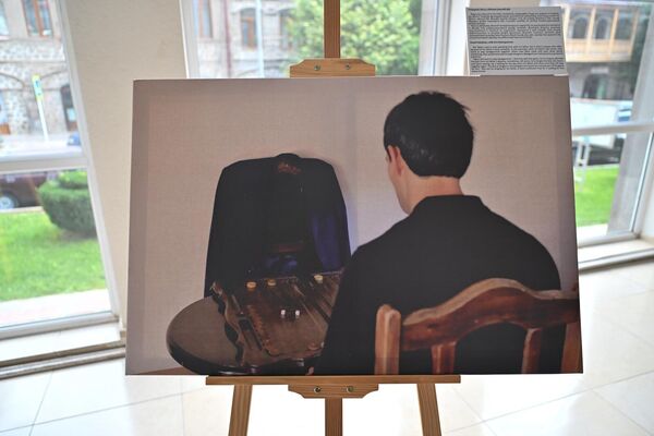 Անհետ կորած Մհեր Ստեփանյանի կինը&#x60; Անուշ Հակոբյանը, գրում է.«Տիգրանս սիրում էր հոր հետ ժամանակ անցկացնել: Բայց դա այդքան էլ հաճախ չէր լինում հայրիկի զբաղվածության պատճառով: Երեկոները, երբ հայրը տանն էր լինում, սիրում էին միասին նարդի խաղալ: Երբ մի բանից նեղանում էին, խաղի միջոցով կրկին հաշտվում էին: Նարդին դարձել էր նրանց համերաշխության խորհրդանիշը: Հիմա էլ Տիգրանը սիրում է նարդի խաղալ: Ես զգում եմ, որ այդ խաղով նա փորձում է մեղմել հոր բացակայության ցավը: Երբեմն, միայնակ մնալով, քարերը դասավորում է, նստում ու սպասում: Սպասում է այն օրվան, երբ հայրը կվերադառնա, նրանք կրկին կխաղան միասին: Նարդու սեղանի վրա դասավորված քարերը նրա համար միայն խաղի մաս չեն, դրանք հոր կարոտն են, լուռ խոստովանությունը, որ ամեն րոպե սպասում է նրան: - Sputnik Արմենիա