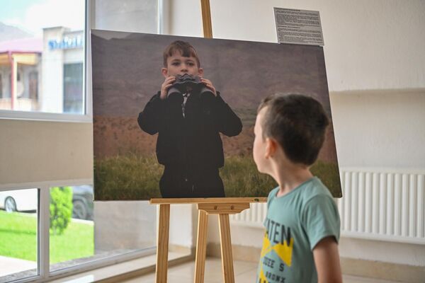 Անհետ կորած Արարատ Սաքանյանի որդին՝ Մոնթեն«Տղաս&#x60; Մոնթեն, անհամբեր սպասում է հոր վերադարձին: Հաճախ վերցնում է հոր հեռադիտակը, գնում այգու խորքը, նստում ու երկար նայում հեռուն: «Ես ուզում եմ պապայիս տեսնեմ: Հեռադիտակով որ մոտեցնեմ, կտեսնեմ&#x27; ինչ է անում, ու ինքը ինձ կժպտա, ձեռքով կանի: Պապա ջան, քո Մոնթեն այստեղ է... այս կողմ նայիր: Եթե ուզում ես, դու արի հանգստացի, ես կգնամ, կկռվեմ քո փոխարեն, հայրենիքս կպաշտպանեմ»: Երբ ցույց եմ տալիս նկարներ կամ տեսանյութեր հոր մասնակցությամբ, ասում է. «Մամ, սիրտս «ճմռվում է»»: Իսկ երբ տեսնում է, որ ես կամ քույրիկը լաց ենք լինում, գալիս է, ամուր գրկում մեզ ու շշնջում. «Մի լացեք, մեր պապան շուտով կվերադառնա»: «Իմ թանկ ու անփոխարինելի ամուսին, ես ամեն օր քեզ եմ սպասում կարոտով ու թաց աչքերով: Չէ՞ որ խոստացել ես&#x60; կվերադառնաս»: - Sputnik Արմենիա