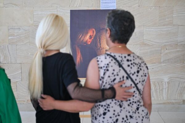 Անհետ կորածի դուստրը նայում է ցուցահանդեսում ներկայացված իր լուսանկարին - Sputnik Արմենիա