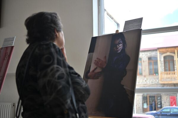 Անհետ կորած Արմեն Սահակյանի դուստրը&#x60; Մարի Սահակյանը«Իմ սիրելի հայրիկ, ես եմ&#x60; քո Մարին, քո սիրելի աղջիկը: Արդեն մեծացել եմ և շատ եմ զգում քո կարիքը, ուզում եմ քեզ տեսնել, գրկել, համբուրել: Ախր դու ինձ շատ էիր սիրում: Հաճախ եմ նստում այս անկյունու&#x60;, այնտեղ, որտեղ դու աշխատանքից հետո հոգնած սիրում էիր հանգստանալ: Հիմա ես եմ նստում ու փորձում կարոտս առնել: Ես սպասում եմ քեզ, ուզում եմ&#x60; շուտ գաս տուն, ապրենք միասին ուրախ ու երջանիկ: - Sputnik Արմենիա