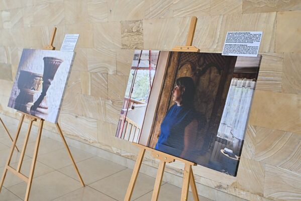 Անհետ կորած Նարեկի Սարգսյանի մայրը&#x60; Լուսինե Սարգսյանը«Մենք դուռը չենք փակում ու չենք գնա տնից: Սպասում ենք վերադարձիդ, որ լույս բացվի, նորից ապրենք: Հենց այստեղից քեզ կդիմավորենք, և մեր կյանքը լիարժեք կդառնա: Երբ գաս, կգրկեմ քեզ ամուր, կսեղմեմ կրծքիս ու ամեն օր կվայելեմ քո հայացքը, քեզ ու էլ չեմ թողնի&#x60; իմ կողքից գնաս: Քո վերադարձով տունը նորից կծաղկի, կջերմանա, ու նորից կյանքը կշարունակվի: Երանի այդ լույսը շուտ բացվի»: - Sputnik Արմենիա