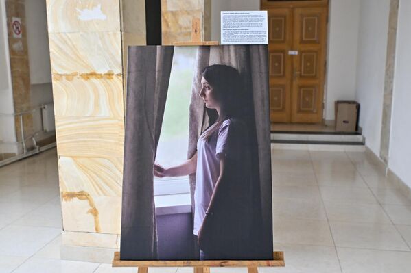 Անհետ կորած Արարատ Սաքանյանի դուստրը&#x60; Արփինե Սաքանյանը«Ամեն օր կանգնում եմ ու սպասումով նայում ճանապարհին, որով պապաս պիտի տուն գա: Նայում եմ երկար, ասես ցանկացած պահի նա կարող է երևալ հորիզոնում: Հաճախ երազում տեսնում եմ նրան&#x60; մեզ հետ, ուրախ, ժպտացող, միասին ժամանակ անցկացնող: Այդ պահերին կարծես աշխարհում ամեն ինչ իր տեղն է գտնում: Բայց հետո արթնանում եմ և ցավով հասկանում&#x60; դա միայն երազ էր: Այս պահին իմ միակ երազանքն է, որ պապան վերադառնա: Որ նա նորից մեր կողքին լինի, որ այլևս չտխրենք ո՛չ ես, ո՛չ մաման, ո՛չ Մոնթեն: Ամեն առավոտ սպասում ենք, որ լույսը կբացվի ու լավ լուր կբերի մեզ, բայց, ցավոք, միայն լռություն է»: - Sputnik Արմենիա