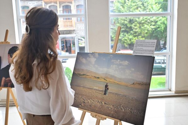 Անհետ կորած Նարեկ Մնացականյանի որդին և կինը՝ Վալյա Սահակյանը«Հաճախ ենք այստեղ գալիս տղայիս հետ: Այս վայրը մեզ համար պարզապես լիճ չէ: Այն հիշեցնում է ընտանիքով անցկացրած ամենաթանկ ու անփոխարինելի պահերը: Ցանկացած անգամ, երբ ժամանակ էինք ունենում, Նարեկի ու Էրիկի հետ գալիս էինք այստեղ: Նստում էինք լճի ափին, նայում ջրերին, իսկ Էրիկն անհոգ վազվզում էր ափի մոտ&#x60; ծիծաղով լցնելով օդը: Այս լիճը դարձել է իմ սրտում ընտանիքի վերամիավորման մի խորհրդանիշ: Ես երազում եմ այն օրվա մասին, երբ կրկին երեքով կգանք այստեղ: Նույն տեղում կկանգնենք, և ջրերի արտացոլման մեջ նորից կտեսնեմ մեր ամբողջական ընտանիքը: - Sputnik Արմենիա