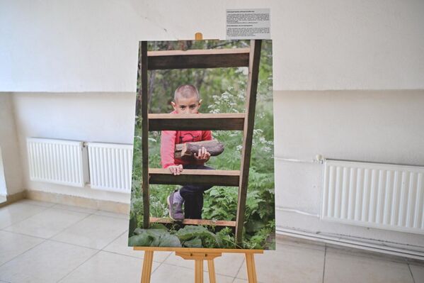 Անհետ կորած Մանուկյան Վահեի որդին՝ Արմանը«Երբ հայրիկս ինձ հետ էր, մենք միասին էինք ցախ հավաքում ու դասավորում: Հիմա ես մենակ եմ դա անում&#x60; հիշելով նրա ժպիտն ու ուժեղ ձեռքերը: Երբեմն շատ եմ հոգնում, բայց չեմ բողոքում: Ուզում եմ, որ հայրիկս գա, տեսնի&#x60; ես արդեն մեծացել եմ, կարողանում եմ հոգ տանել եղբայրներիս մասին, կանգնել մայրիկիս կողքին: Ես սպասում եմ նրան ամեն օր, ամեն վայրկյան: - Sputnik Արմենիա