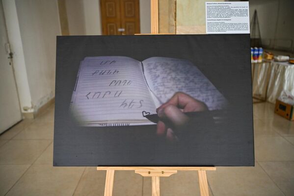 Անհետ կորած Աբել Միրզոյանի դստեր&#x60; Համեստի նոթատետրը.«Այս նոթատետրը հայրիկիս հիշատակին է: Մինչև նրա անհետ կորելը, ես ամեն ինչ պատմում էի նրան&#x60; իմ ուրախությունները, վախերը, երազանքները: Նա միշտ լսում էր ինձ, հասկանում ու խորհուրդ տալիս: Հիմա, երբ ինքը կողքիս չէ, ես նույն ձևով շարունակում եմ խոսել նրա հետ, պարզապես թղթի միջոցով: Բոլոր հուզմունքներս, գաղտնիքներս ու ամենաանկեղծ զգացմունքներս պահում եմ այս փոքր, բայց ինձ համար անգնահատելի նոթատետրում: Ամեն էջը մեր լուռ զրույցների շարունակությունն է, մեր կապի անտեսանելի թելը, որը պահպանում է նրա ներկայությունը իմ կյանքում նույնիսկ այս ծանր իրավիճակում: - Sputnik Արմենիա