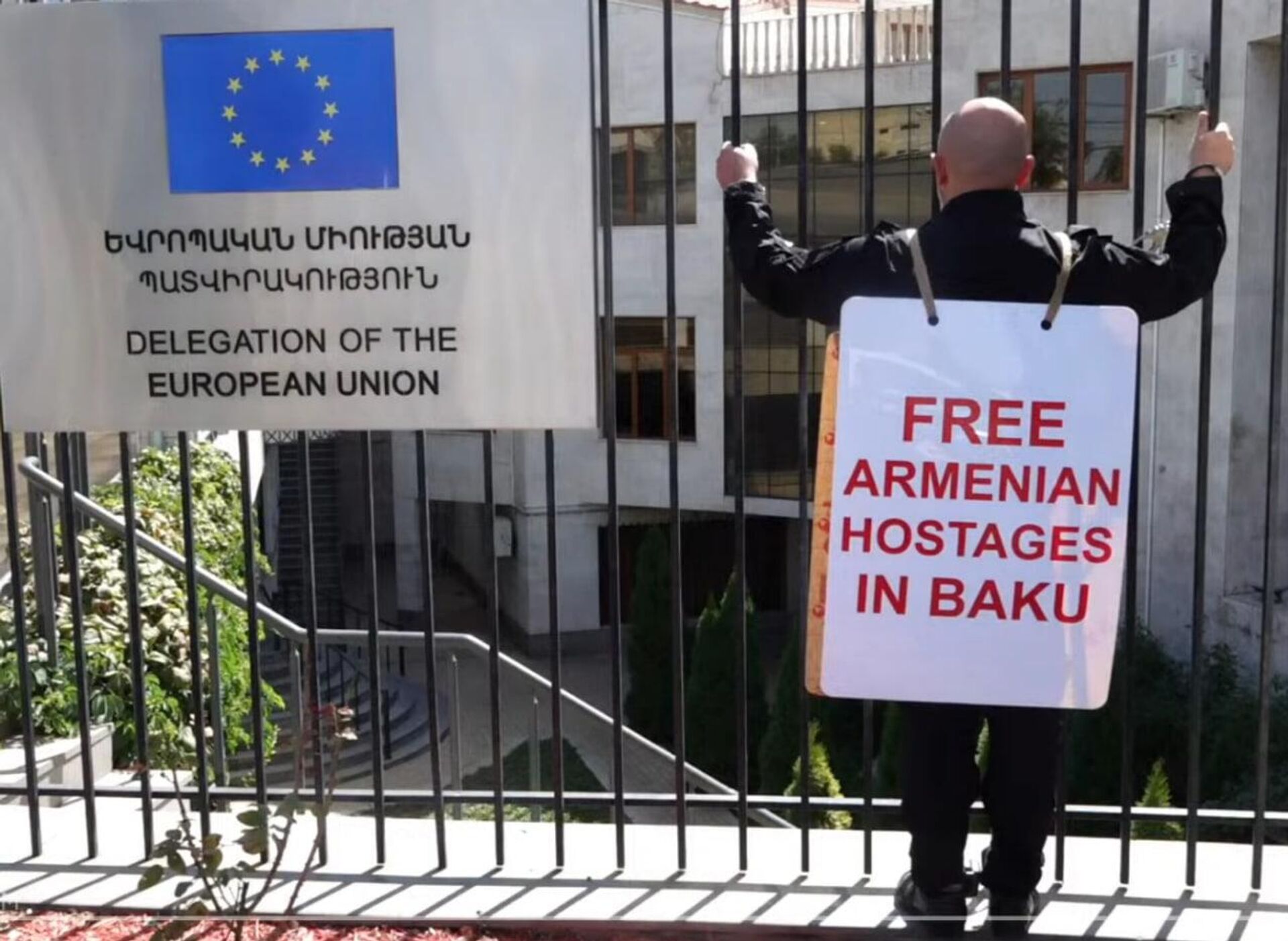 Армен Ашотян проводит акцию у офиса ООН (30 августа 2025). Еревaн - Sputnik Արմենիա, 1920, 30.08.2025