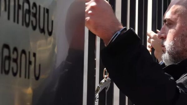 Աշոտյանը միայնակ ու լուռ ակցիա է անում ԵՄ գրասենյակի մոտ` ի պաշտպանություն հայ գերիների - Sputnik Արմենիա