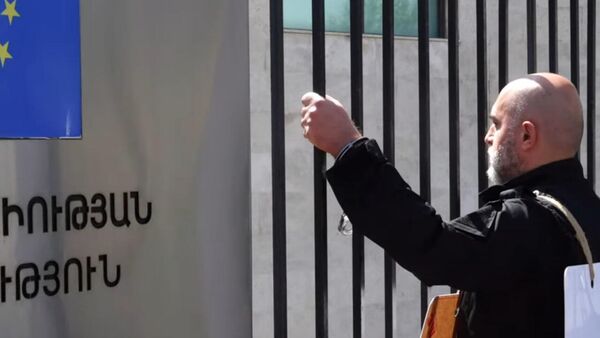 Армен Ашотян проводит акцию у офиса ООН (30 августа 2025). Еревaн - Sputnik Армения