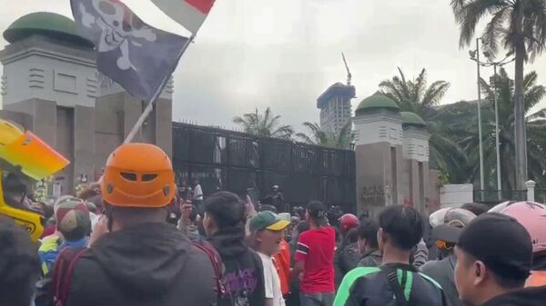 Протестующие в Джакарте собрались у здания парламента страны и пытаются выломать его ворота - Sputnik Արմենիա
