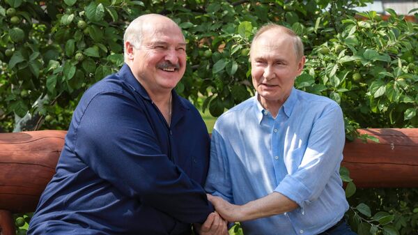 Президенты РФ и Беларуси Владимир Путин и Александр Лукашенко во время посещения Смоленского скита Спасо-Преображенского Валаамского ставропигиального мужского монастыря (1 августа 2025). Смоленск - Sputnik Армения