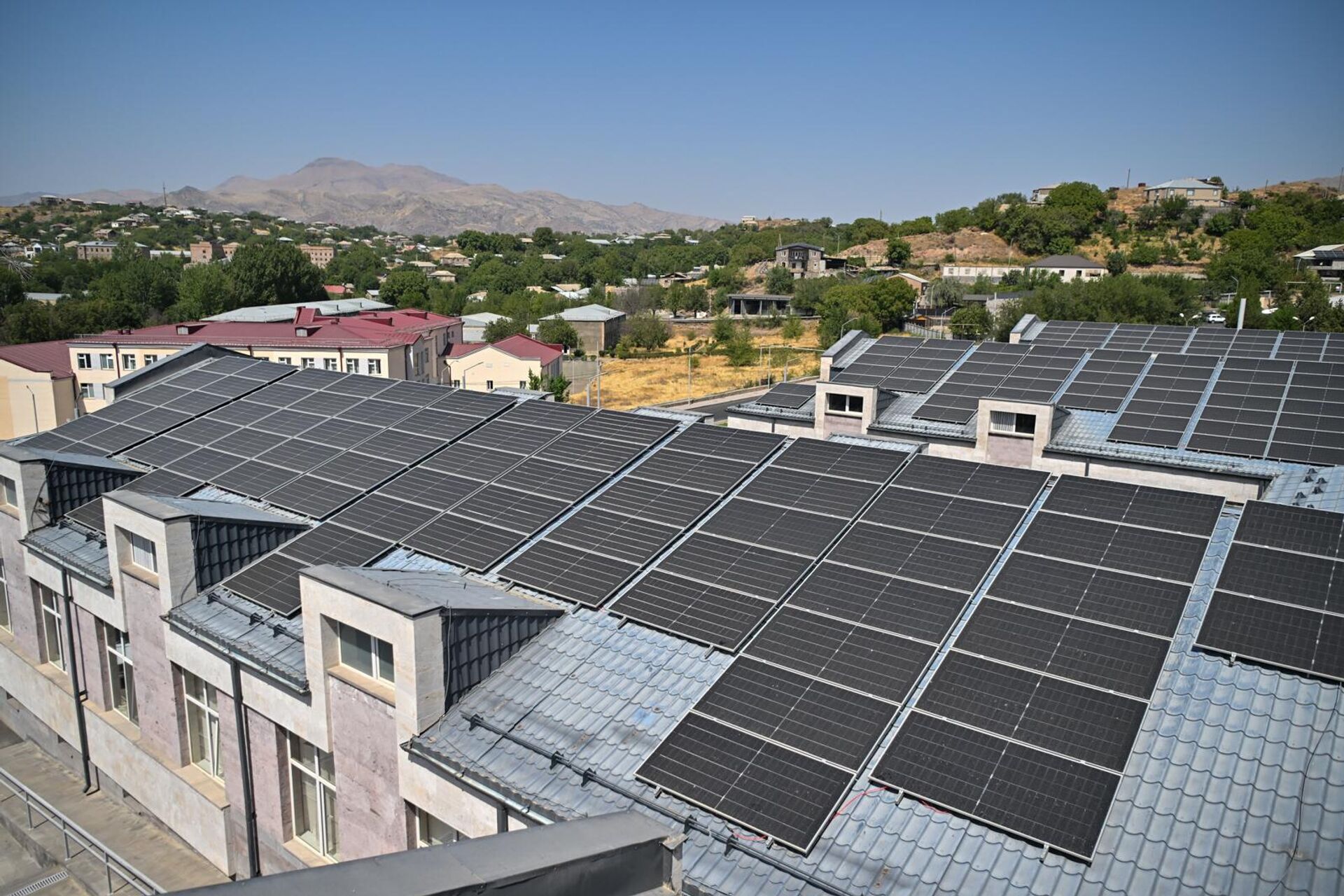 Солнечные панели на крыше Ехегнадзорского медцентра - Sputnik Армения, 1920, 31.08.2025