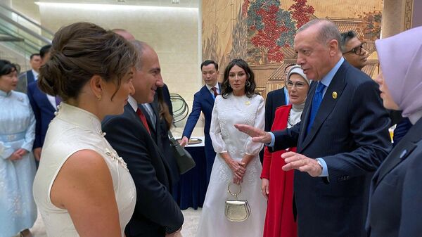 Премьер-министр Никол Пашинян с Анной Акопян, Мехрибан Алиева и президент Турции Реджеп-Тайип Эрдоган с женой на полях саммита Шанхайской организации сотрудничества (ШОС) в Тяньцзине (31 августа 2025). Китай - Sputnik Армения