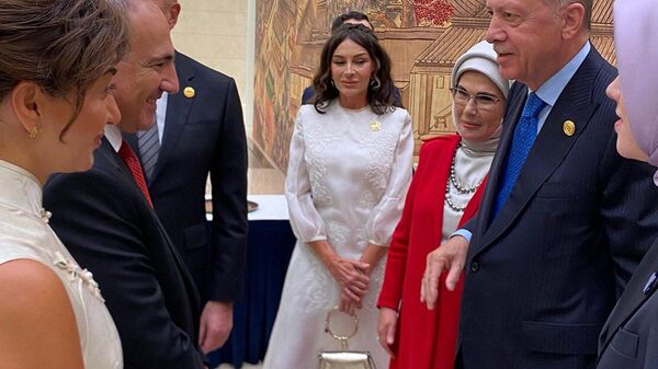 Премьер-министр Никол Пашинян с Анной Акопян, Мехрибан Алиева и президент Турции Реджеп-Тайип Эрдоган с женой на полях саммита Шанхайской организации сотрудничества (ШОС) в Тяньцзине (31 августа 2025). Китай - Sputnik Армения