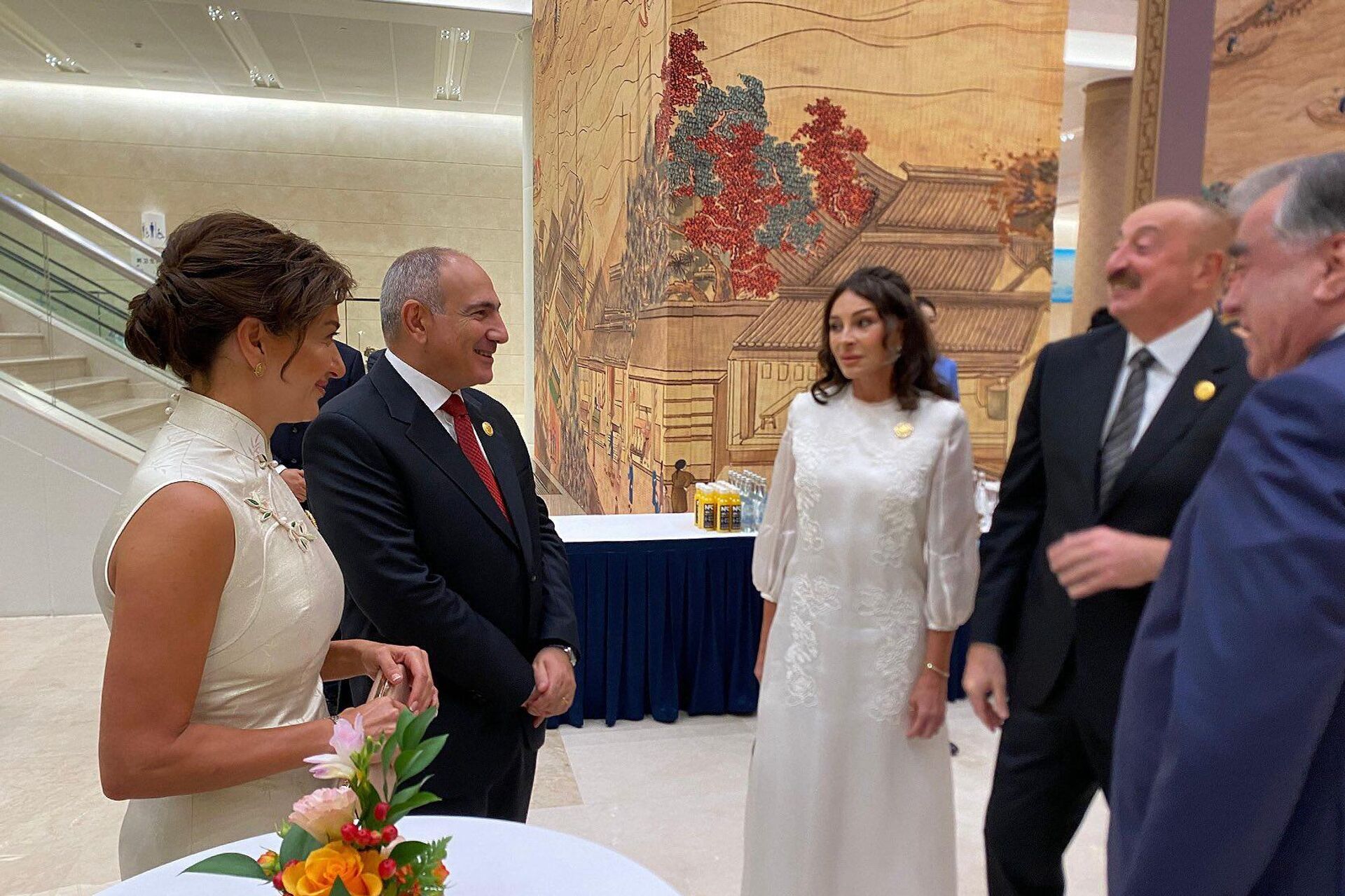 Премьер-министр Никол Пашинян с Анной Акопян и президент Азербайджана Ильхам Алиев с женой Мехрибан Алиевой на полях саммита Шанхайской организации сотрудничества (ШОС) в Тяньцзине (31 августа 2025). Китай - Sputnik Արմենիա, 1920, 31.08.2025