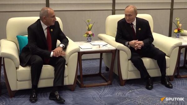 На полях саммита ШОС Владимир Путин провёл встречу с премьер-министром Николом Пашиняном - Sputnik Армения