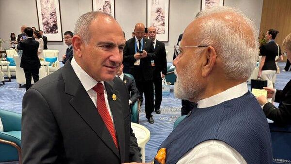 Премьер-министр Никол Пашинян общается с премьером Индии Нарендрой Моди на полях саммита Шанхайской организации сотрудничества (ШОС) в Тяньцзине (31 августа 2025). Китай - Sputnik Армения