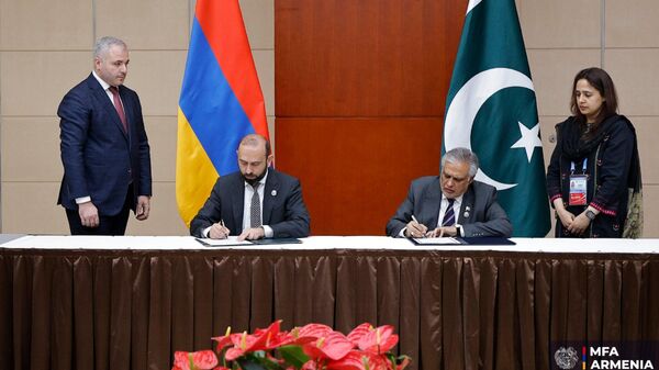 ՀՀ ԱԳ նախարար Արարատ Միրզոյանի և Պակիստանի Իսլամական Հանրապետության փոխվարչապետ և ԱԳ նախարար Մոհամմադ Իշաք Դարի հանդիպումը Չինաստանում - Sputnik Արմենիա