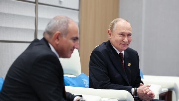 Премьер-министр Никол Пашинян и президент РФ Владимир Путин во время встречи на полях саммита Шанхайской организации сотрудничества (ШОС) в Тяньцзине (31 августа 2025). Китай - Sputnik Армения