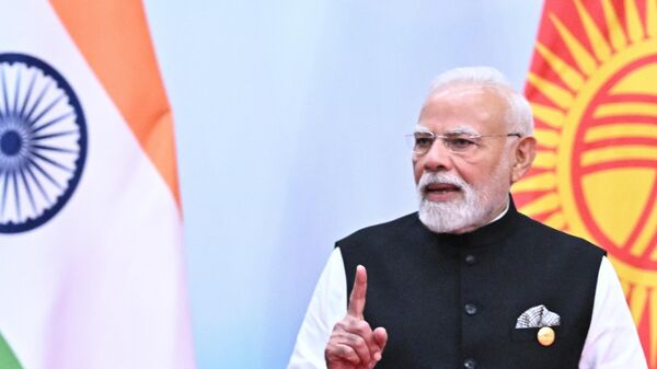 Премьер-министр Индии Нарендра Моди на церемонии официальной встречи председателем Китайской Народной Республики (КНР) Си Цзиньпином глав делегаций - участников заседания Совета глав государств – членов Шанхайской организации сотрудничества (ШОС) в Тяньцзине (1 сентября 2025). Китай - Sputnik Արմենիա