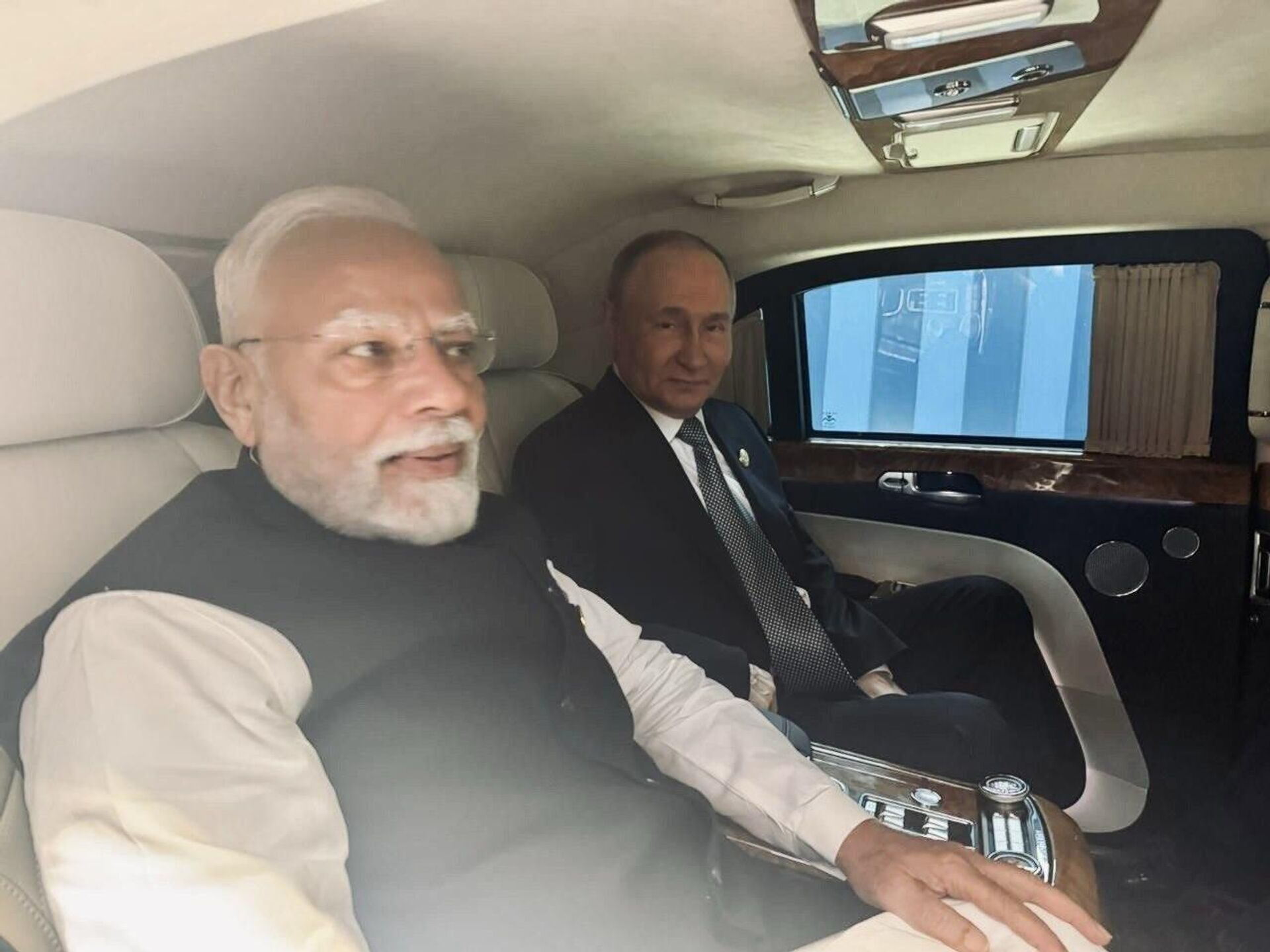 Путин и Моди после саммита ШОС поехали в одной машине к месту своей двусторонней встречи (1 сентября 2025). Китай - Sputnik Армения, 1920, 01.09.2025