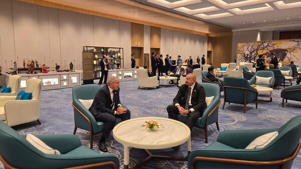 Никол Пашинян и Ильхам Алиев на полях саммита ШОС в Тяньцзине (1 сентября 2025). Китай - Sputnik Армения