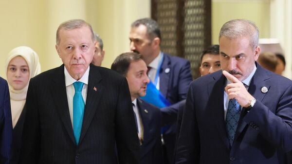 Президент Турецкой Республики Реджеп Тайип Эрдоган и министр иностранных дел Турции Хакан Фидан на полях саммита Шанхайской организации сотрудничества (ШОС) в Тяньцзине (1 сентября 2025). Китай - Sputnik Армения