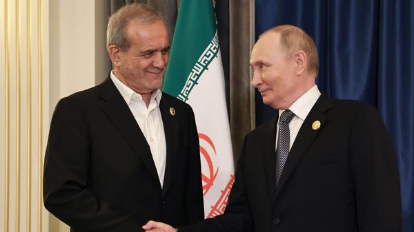 Президент РФ Владимир Путин и президент Ирана Масуд Пезешкиан во время встречи на полях саммита Шанхайской организации сотрудничества (ШОС) в Тяньцзине - Sputnik Армения