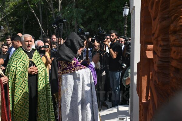Освящение мемориального комплекса Зов Арцаха в Ераблуре в память о героях, павших в ходе карабахской войны, а также о невинных жертвах трагического взрыва 25 сентября (2 сентября 2025). Еревaн - Sputnik Армения