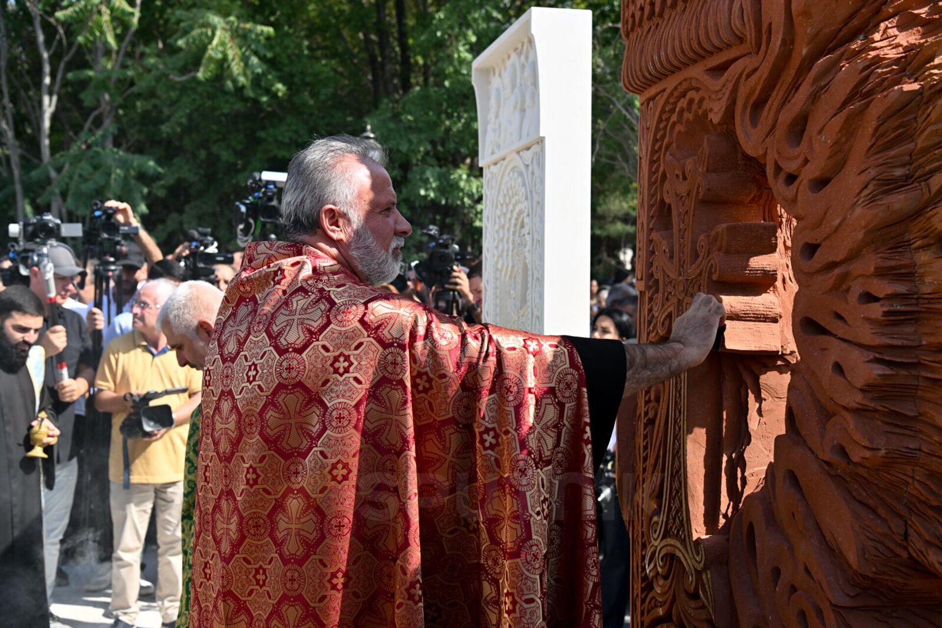 Освящение мемориального комплекса Зов Арцаха в Ераблуре в память о героях, павших в ходе карабахской войны, а также о невинных жертвах трагического взрыва 25 сентября (2 сентября 2025). Еревaн - Sputnik Армения, 1920, 02.09.2025