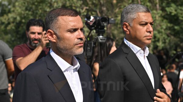 Карен Саркисян и Артур Ванецян на открытии мемориального комплекса Зов Арцаха в Ераблуре в память о героях, павших в ходе карабахской войны, а также о невинных жертвах трагического взрыва 25 сентября (2 сентября 2025). Еревaн - Sputnik Արմենիա