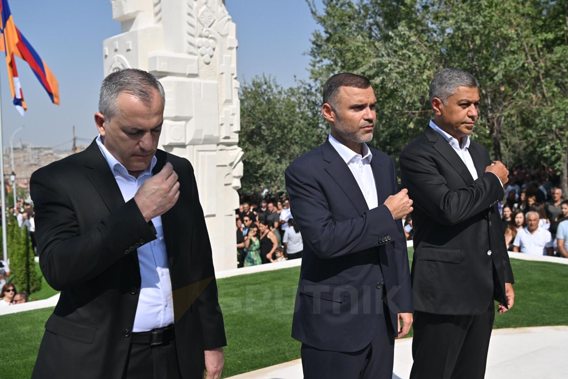 Самвел Шахраманян, Карен Саркисян и Артур Ванецян на открытии мемориального комплекса Зов Арцаха в Ераблуре в память о героях, павших в ходе карабахской войны, а также о невинных жертвах трагического взрыва 25 сентября (2 сентября 2025). Еревaн - Sputnik Армения, 1920, 02.09.2025