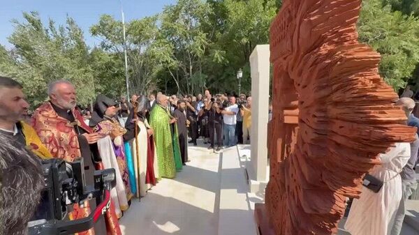 Церемония освящения хачкаров и возложения цветов к постаменту памятника Зов Арцаха - Sputnik Армения