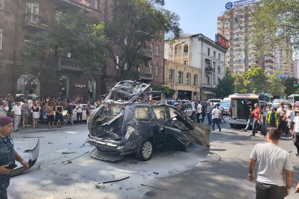 Պայթյունի հետևանքով վնասված ավտոմեքենան - Sputnik Արմենիա