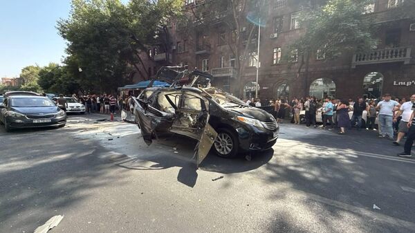 Взрыв автомобиля Toyota на перекрестке Маштоц-Амирян в Ереване - Sputnik Армения