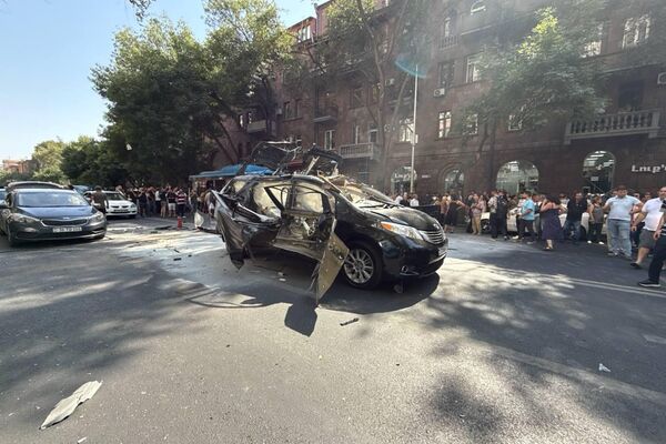 Պայթյունի հետևանքով վնասված ավտոմեքենան - Sputnik Արմենիա